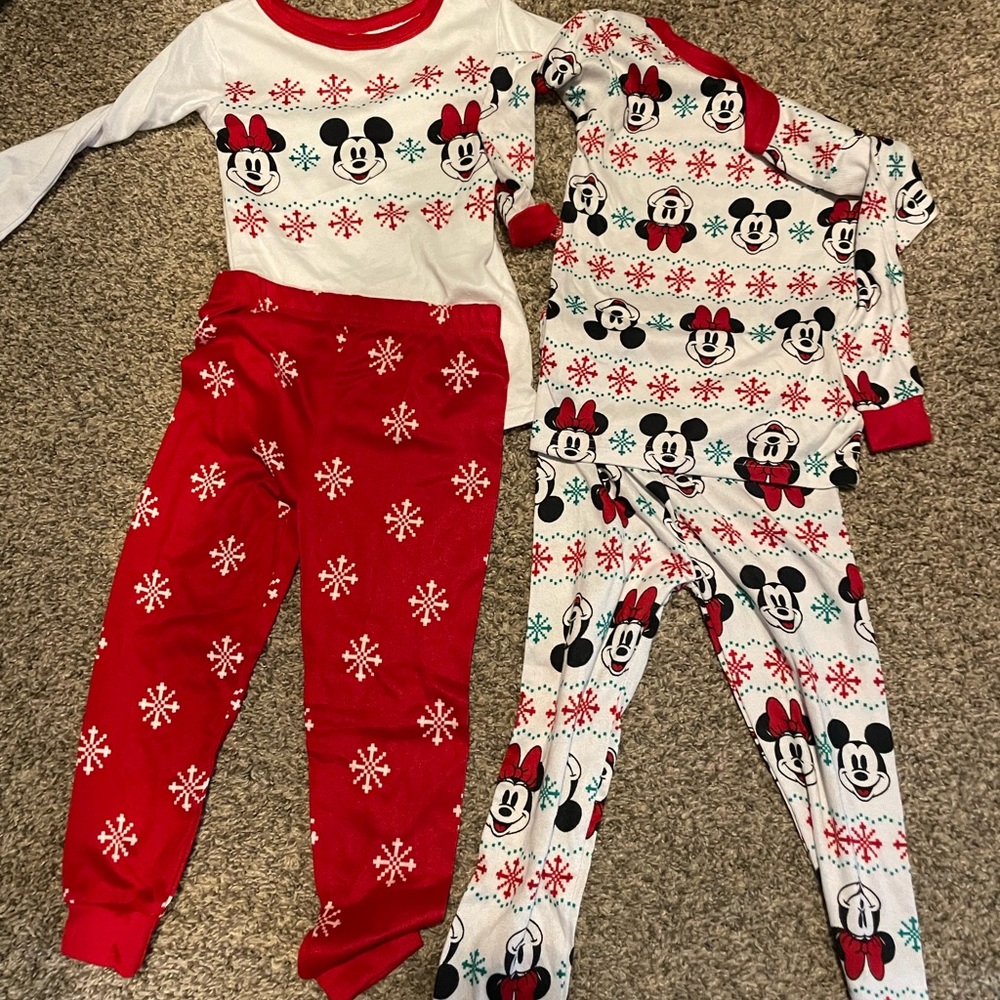 NWOT micky mouse Christmas PJs 5T